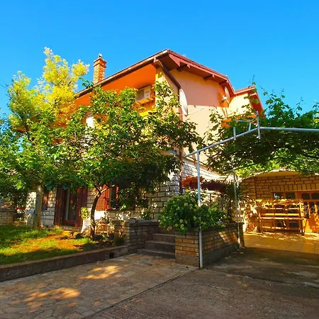 Apartment Roberto 731 דירה פולה